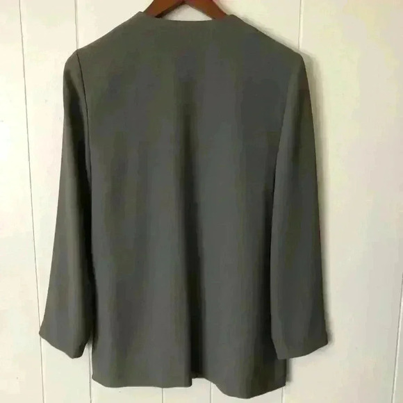 Lord & Taylor Women’s Button Down Polyester Top Size 6P - Picture 5 of 6